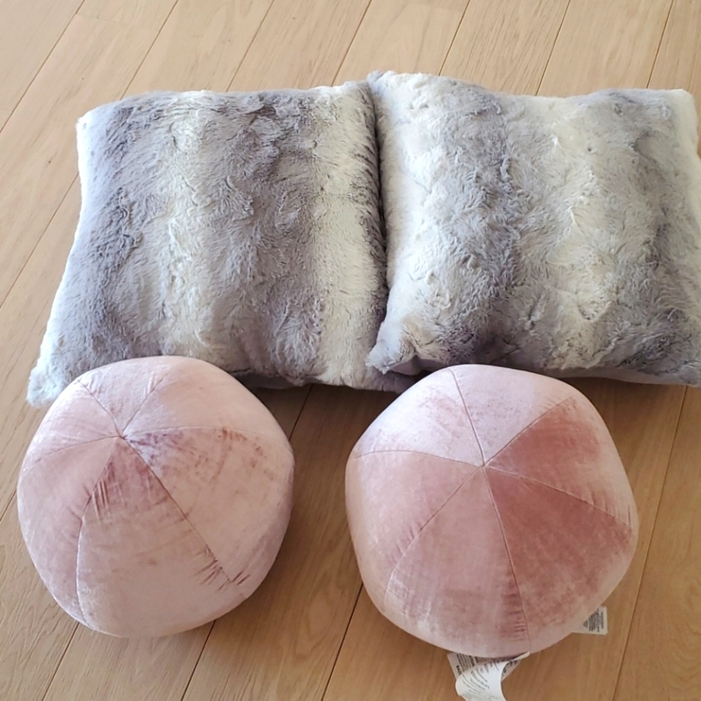 4 decorative pillows